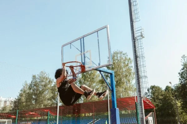 杨瀚森CBA新秀赛季场均两双 青岛内线新星引NBA持续关注